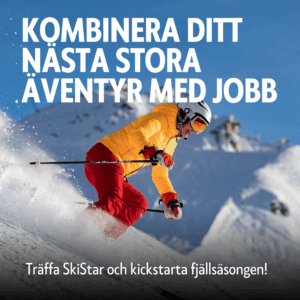 En skidåkare i gul jacka och röda byxor åker nerför en snötäckt fjällsluttning med berg i bakgrunden. Skidåkaren har hjälm och skidglasögon. Texten på bilden lyder: "Kombinera ditt nästa stora äventyr med jobb. Träffa SkiStar och kickstarta fjällsäsongen!